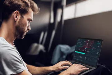 Um dealer profissional de smoking cumprimentando jogadores na mesa de roleta, simbolizando a autêntica sensação de cassino ao vivo no 63VS.