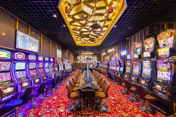 Um close de moedas douradas caindo ao redor de uma roleta girando, representando a ação imersiva do cassino no 63VS.