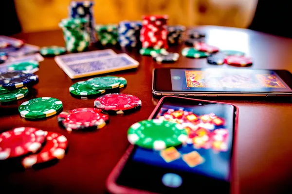 Uma imagem dramática de setes vencedores alinhados em um rolo de slot cercado por moedas douradas brilhantes, simbolizando grandes vitórias.