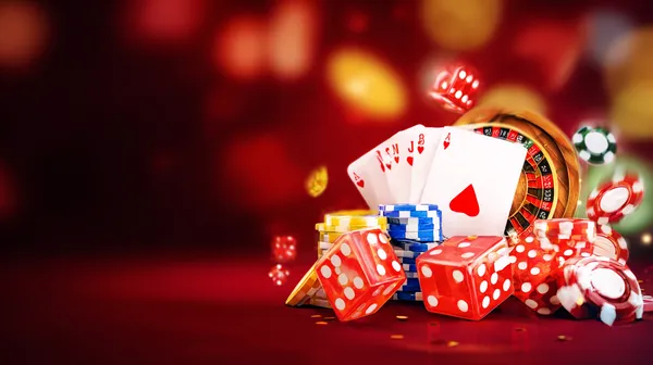 Um jogador usando seu smartphone durante um evento festivo local, representando o cassino totalmente compatível com dispositivos móveis do 63VS.